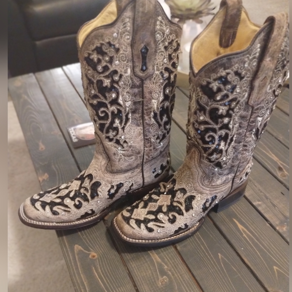 Women's Embroidered Western Boots
